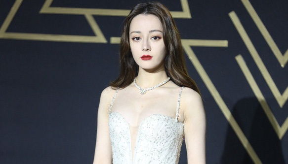 Dich Le Nhiet Ba va dan my nhan Trung Quoc goi cam tren tham do hinh anh