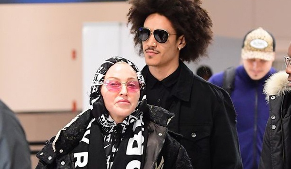 Madonna duoc long gia dinh ban trai kem 36 tuoi hinh anh