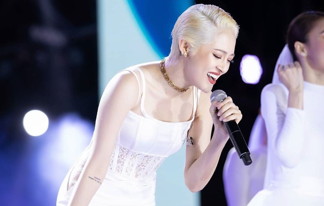 Bao Anh nhuom toc trang, mac trang phuc co dau goi cam hinh anh