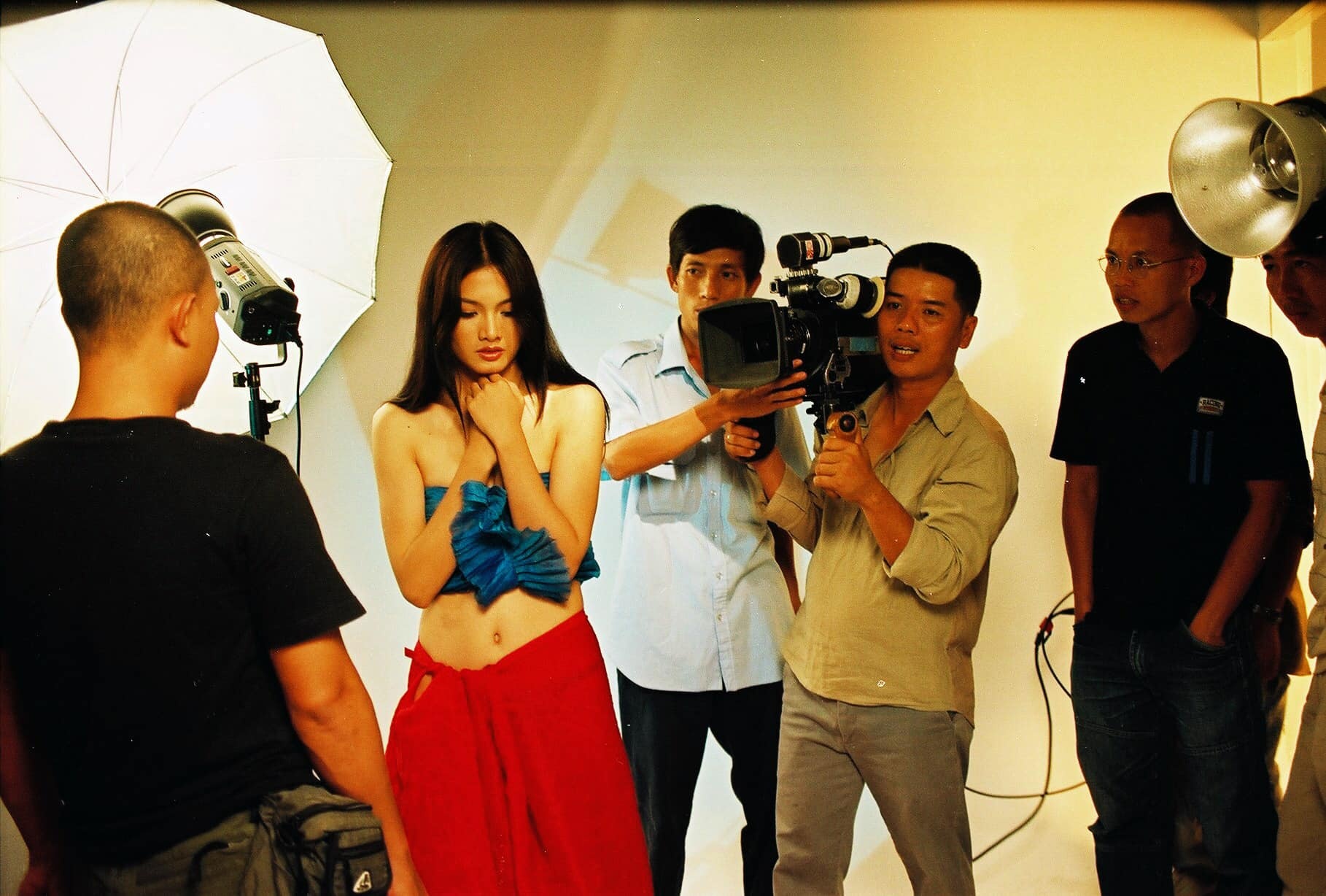 hau truong phim nhung co gai chan dai anh 7