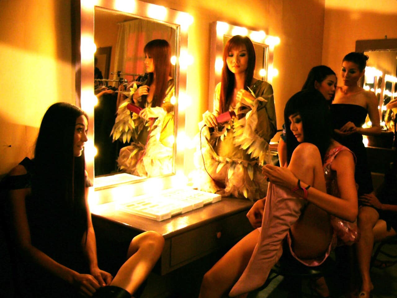 hau truong phim nhung co gai chan dai anh 10