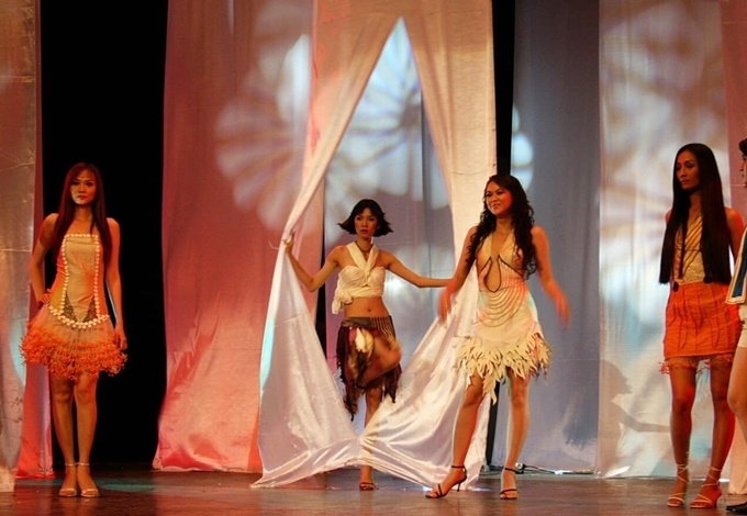 hau truong phim nhung co gai chan dai anh 12