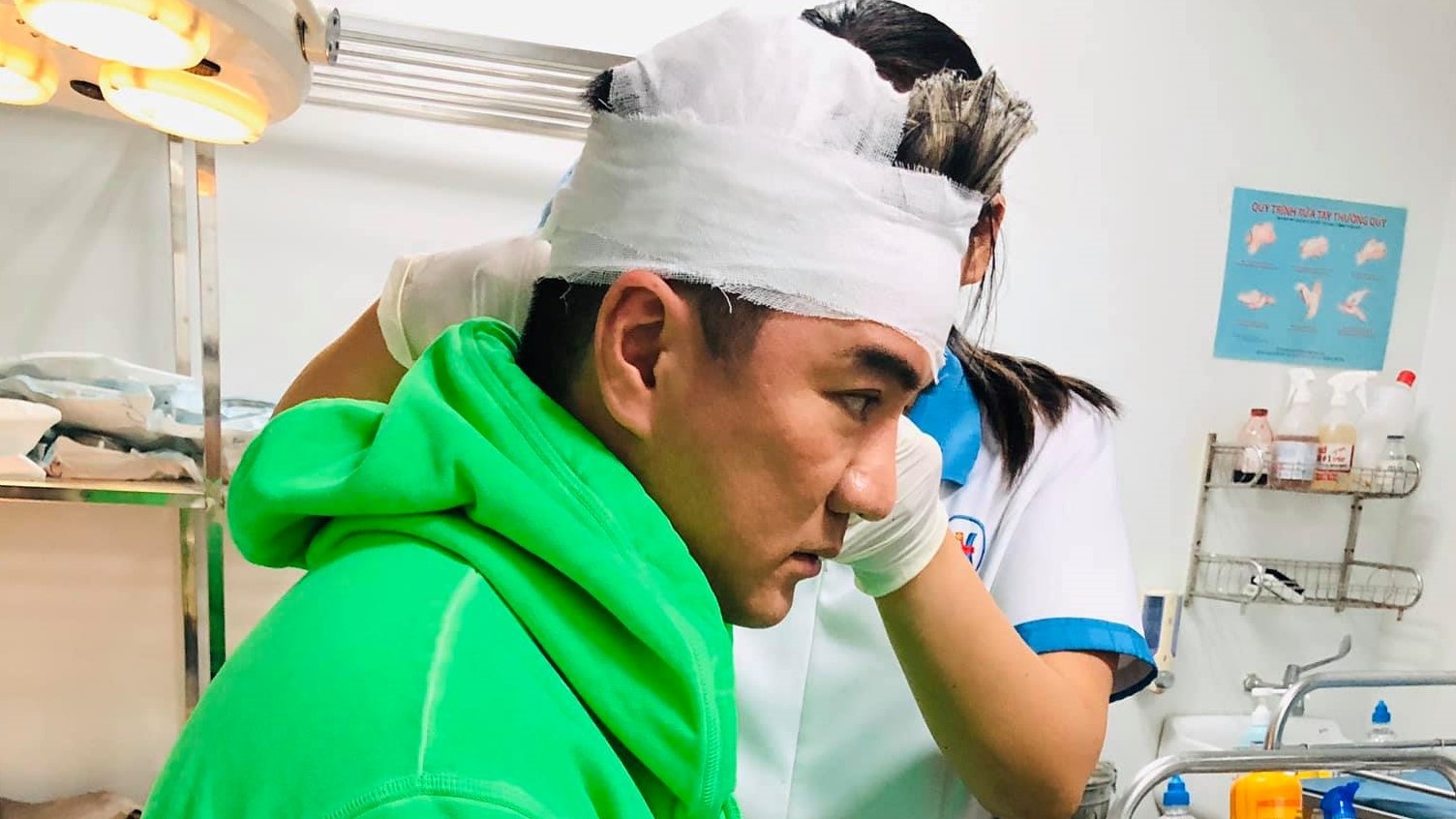 Dam Vinh Hung chay mau dau vi tai nan san khau hinh anh