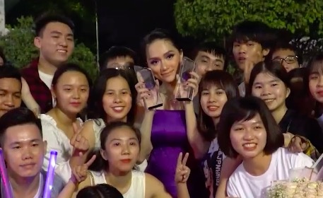 Huong Giang duoc fan bao vay sau khi gianh 2 giai tai ZMA 2019 hinh anh