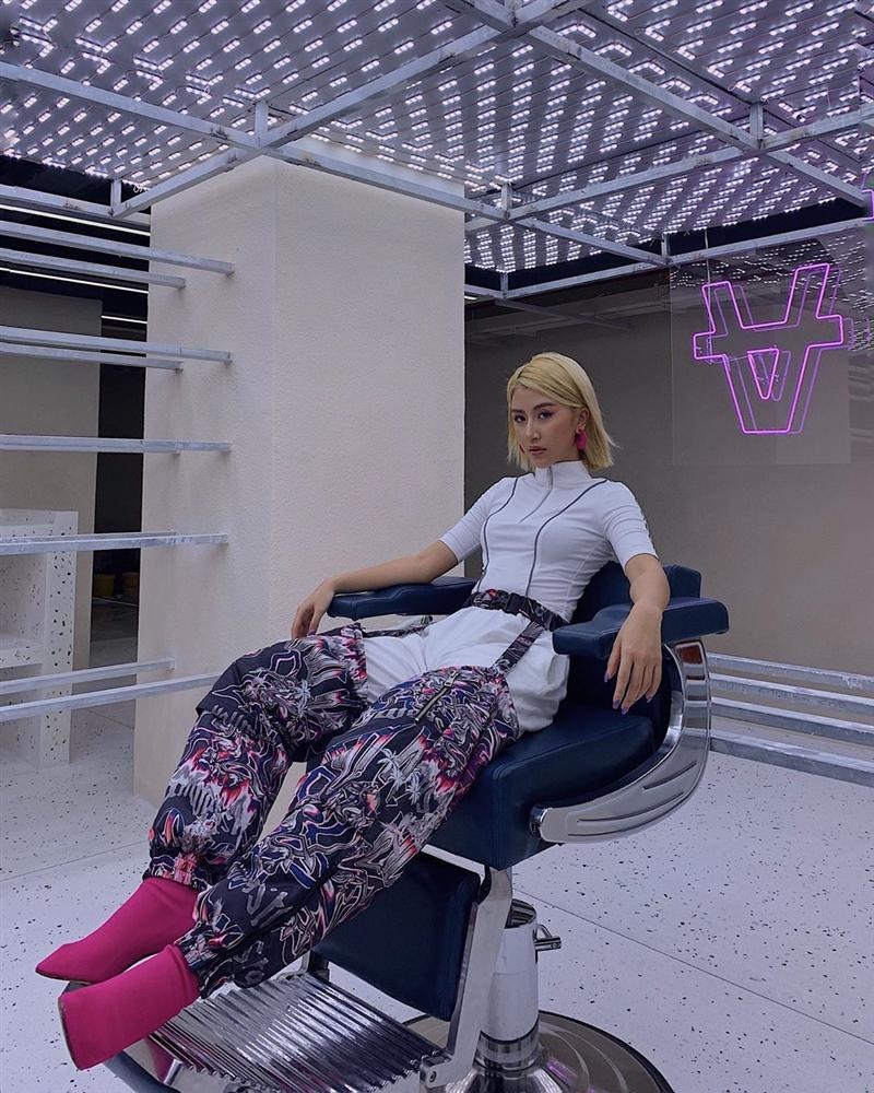 quynh anh shyn mac quan trong suot anh 11