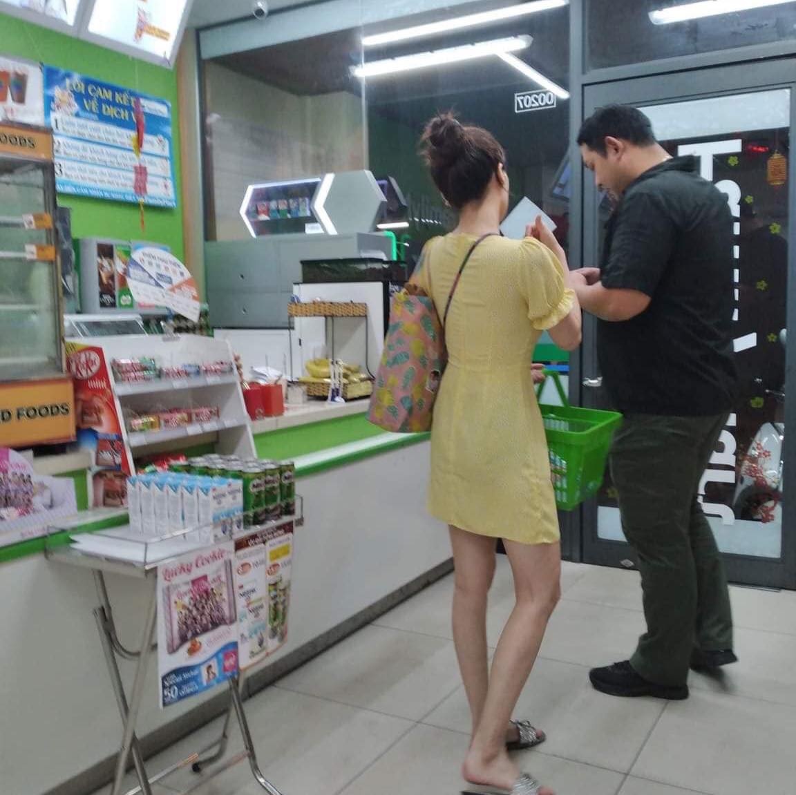 hyuna mua đồ ăn cửa hàng tiện lợi ảnh 1 hyuna mua do an cua hang tien loi anh 1