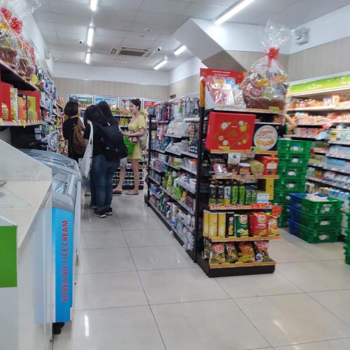 hyuna mua đồ ăn cửa hàng tiện lợi ảnh 4 hyuna mua do an cua hang tien loi anh 4