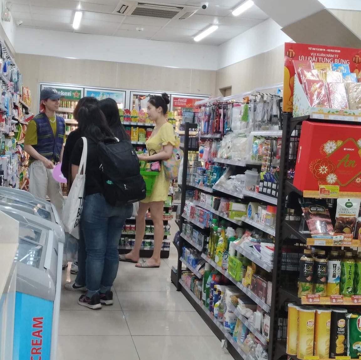 hyuna mua đồ ăn cửa hàng tiện lợi ảnh 3 hyuna mua do an cua hang tien loi anh 3