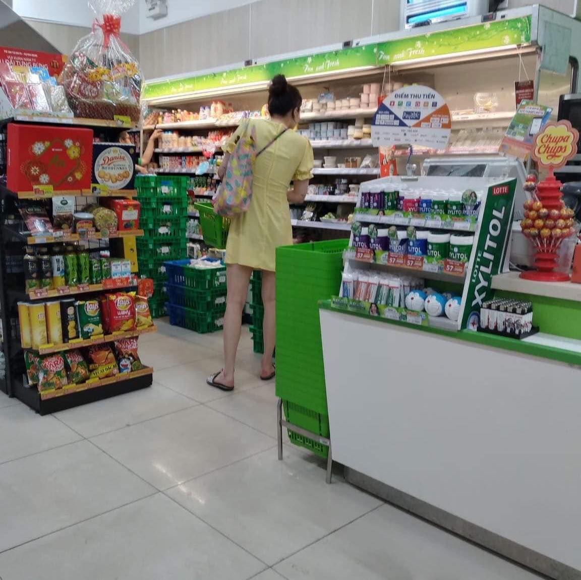 hyuna mua đồ ăn cửa hàng tiện lợi ảnh 2 hyuna mua do an cua hang tien loi anh 2