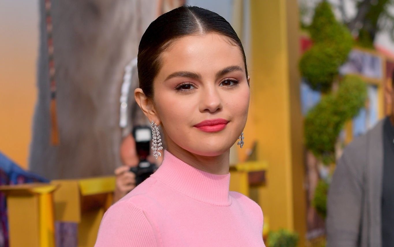 Selena Gomez khoe ve rang ro ben Robert Downey Jr. hinh anh