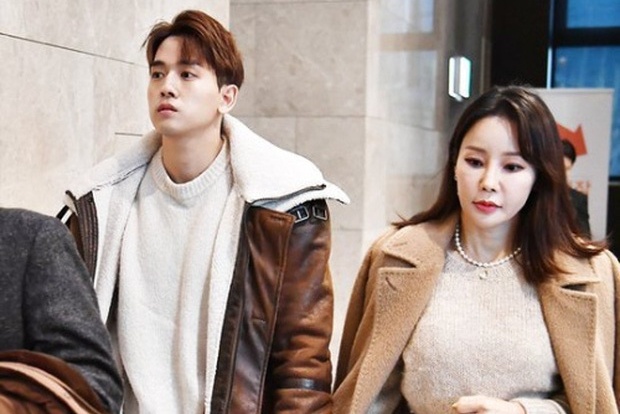 Sao nu Han va chong kem 17 tuoi du cuoi dong nghiep hinh anh