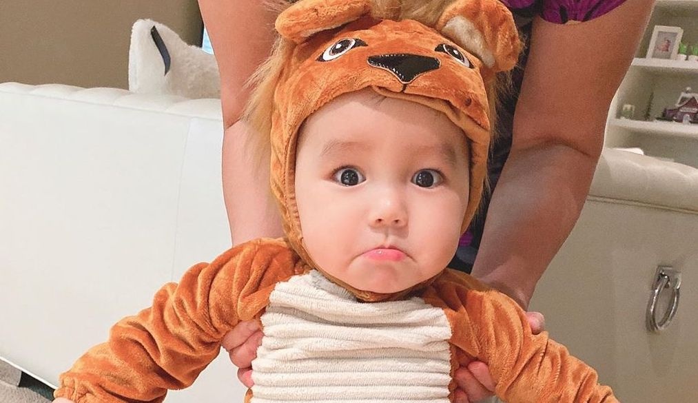 Ve khau khinh cua con trai Pham Huong hinh anh