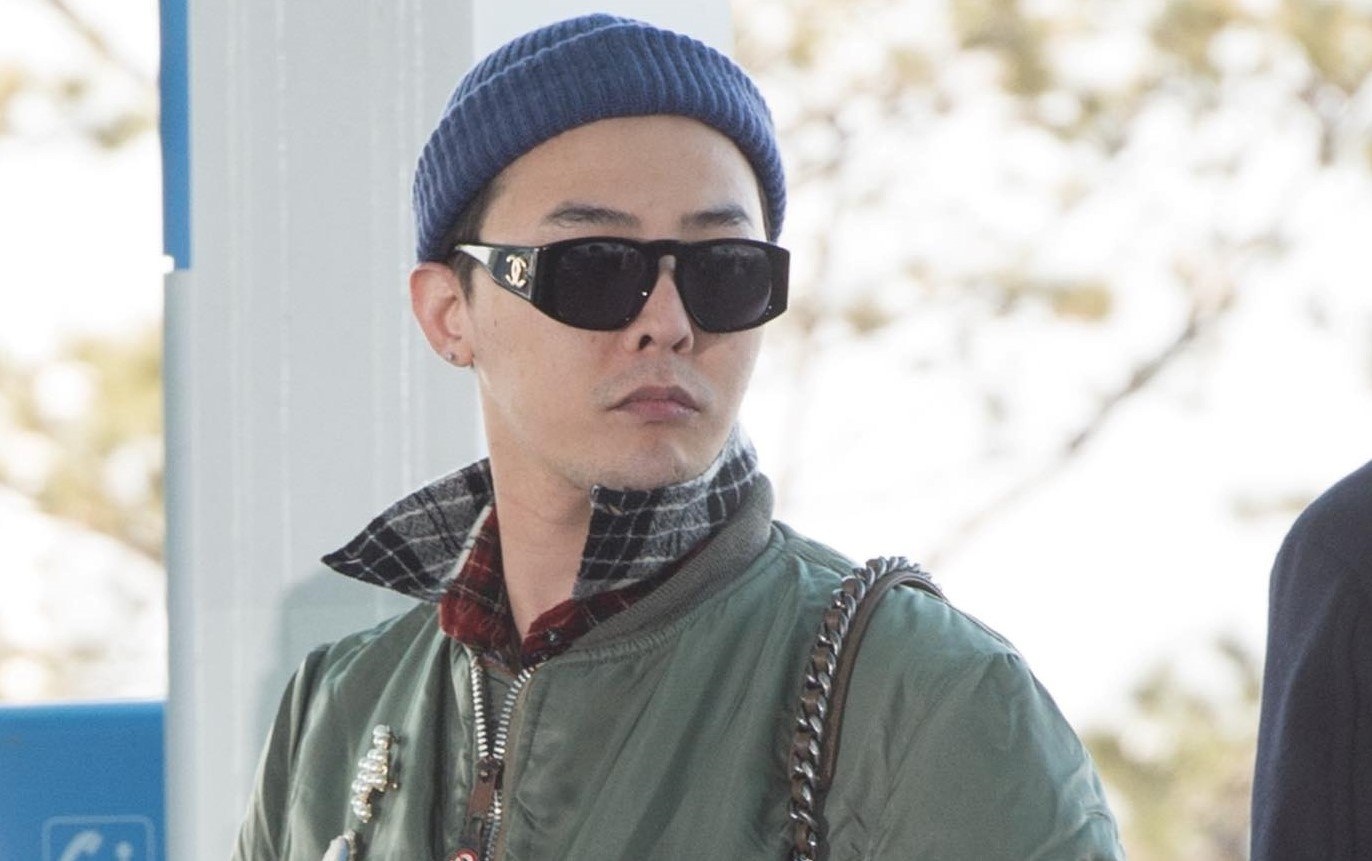 G-Dragon mac sanh dieu, deo tui nu tai san bay hinh anh