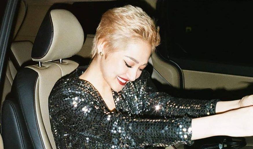 Sao Viet nhuom toc, gap go ban be truoc Tet Nguyen dan hinh anh