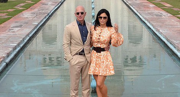 Ban gai ty phu Amazon bi chi trich vi mac vay ngan toi lang Taj Mahal hinh anh