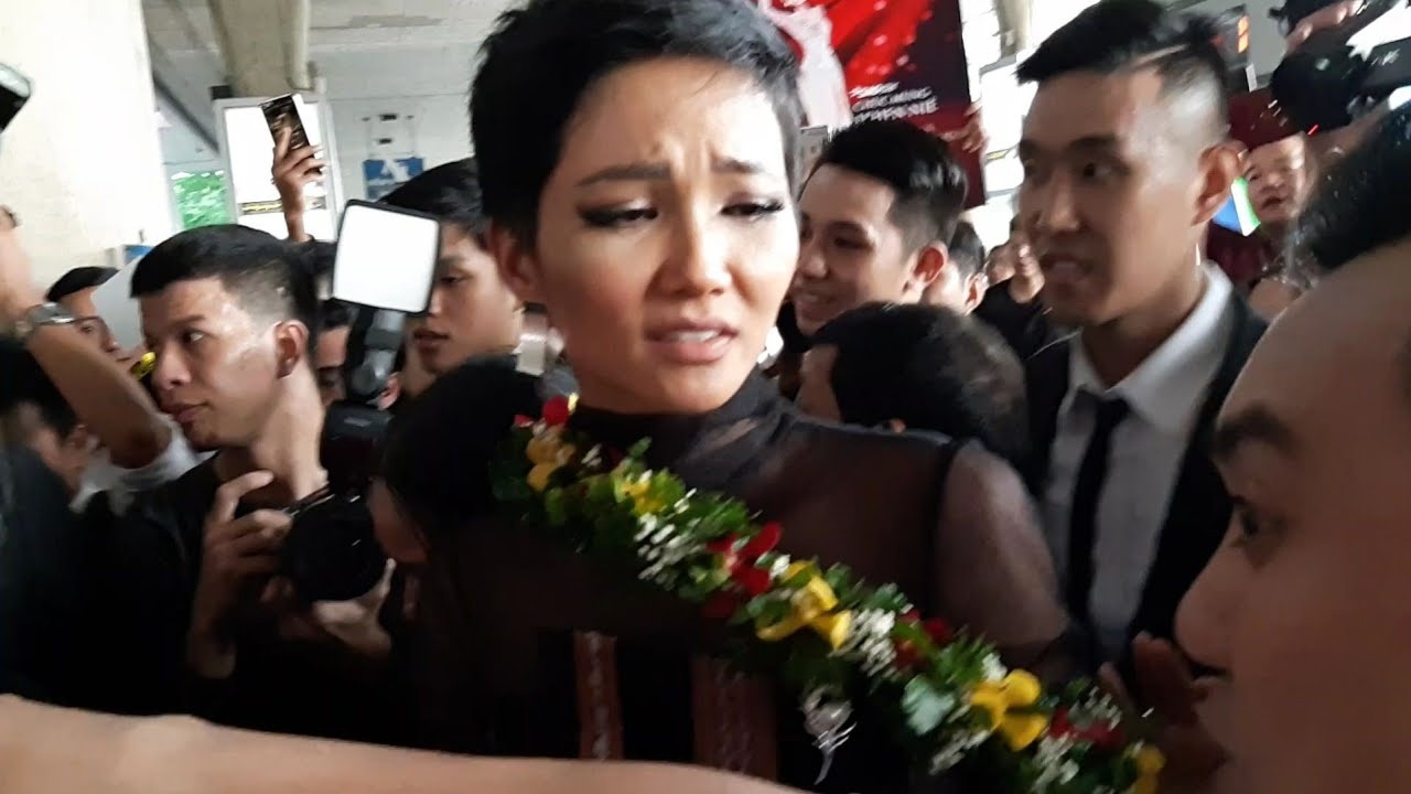 H'Hen Nie va vat o san bay nhieu gio khi ve que ngay can Tet hinh anh