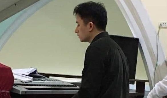 Phan Manh Quynh danh dan o nha tho sang mung mot Tet hinh anh