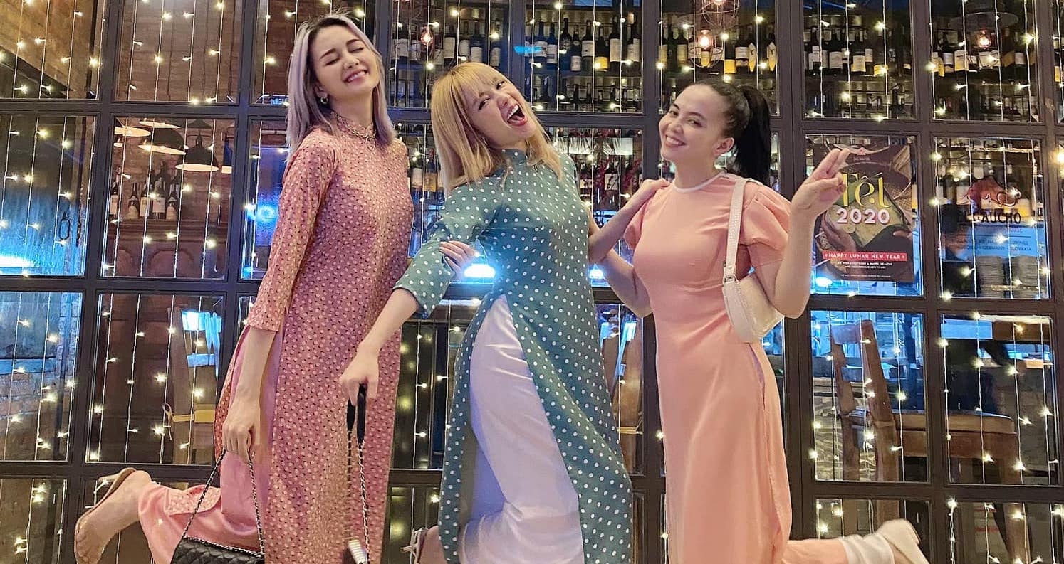 Chi em Thieu Bao Tram mac ao dai chup anh ky niem Tet hinh anh