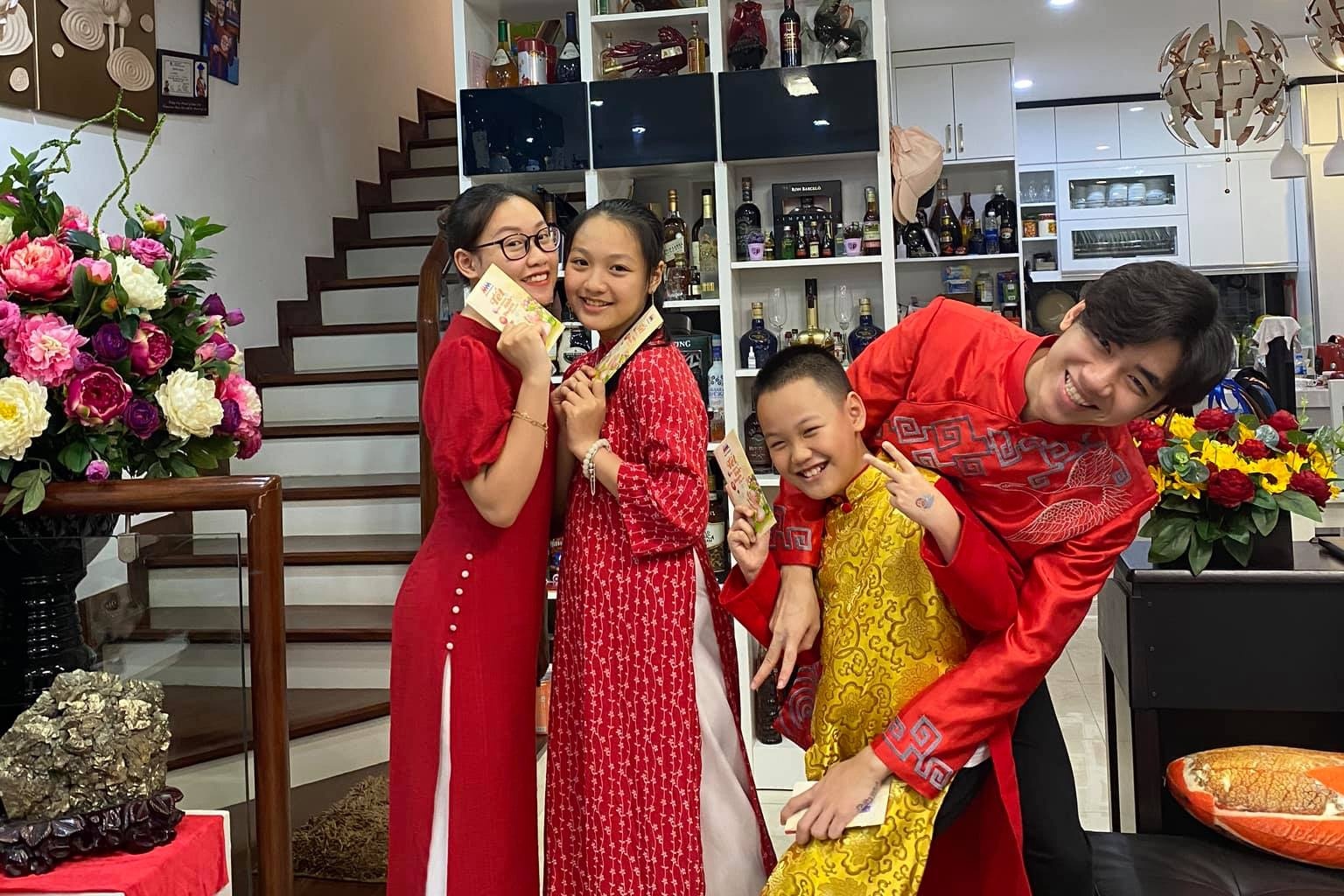 Me nuoi dang anh cung K-ICM vui ve don Tet hinh anh