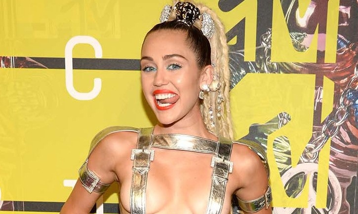 Nhung bo vay ho hang, hanh dong phan cam tai le trao giai am nhac My hinh anh