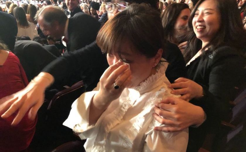 Vo va con trai dao dien khoc nuc no khi 'Parasite' doat giai Oscar hinh anh