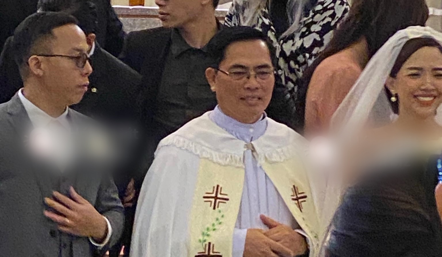 Anh Toc Tien va Hoang Touliver trong hon le o nha tho hinh anh