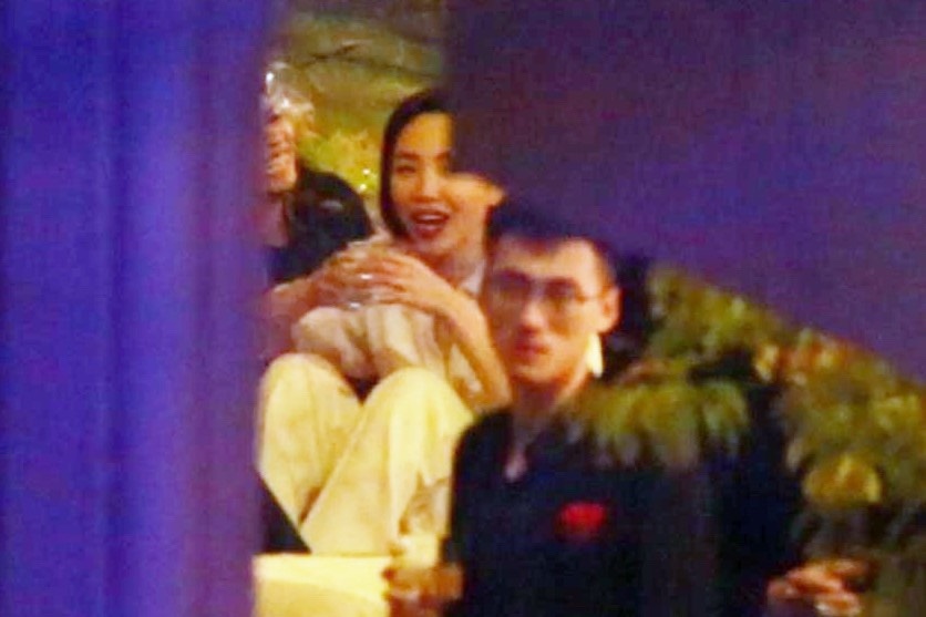 Toc Tien 'quay' cung ban be sau tiec cuoi hinh anh