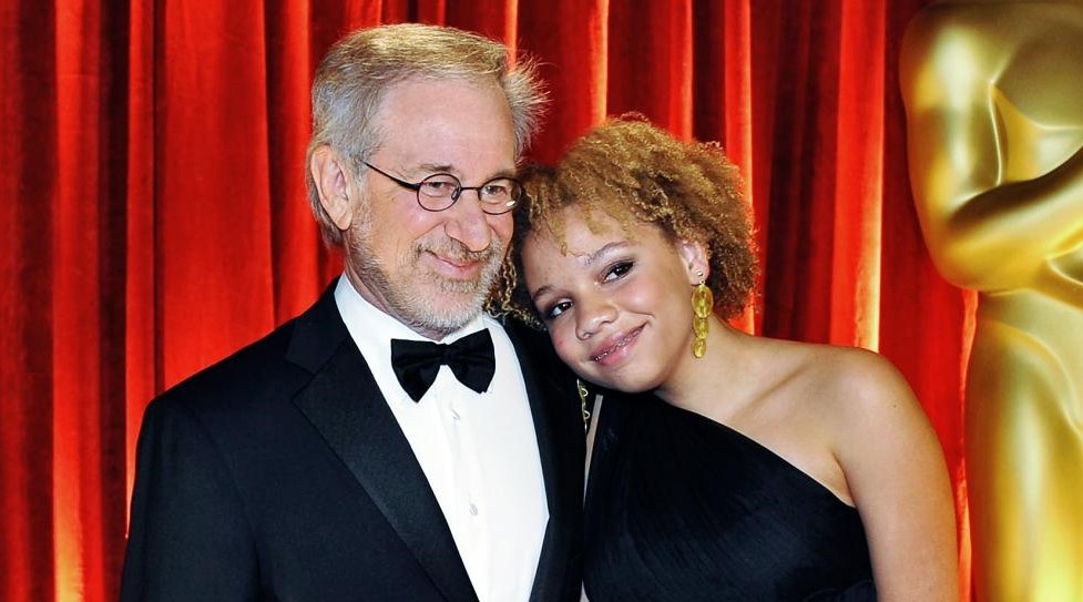 Dao dien Steven Spielberg xau ho vi con gai dong phim khieu dam hinh anh