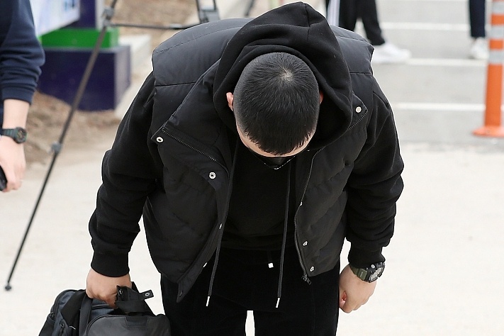 Seungri cui dau ngay nhap ngu hinh anh