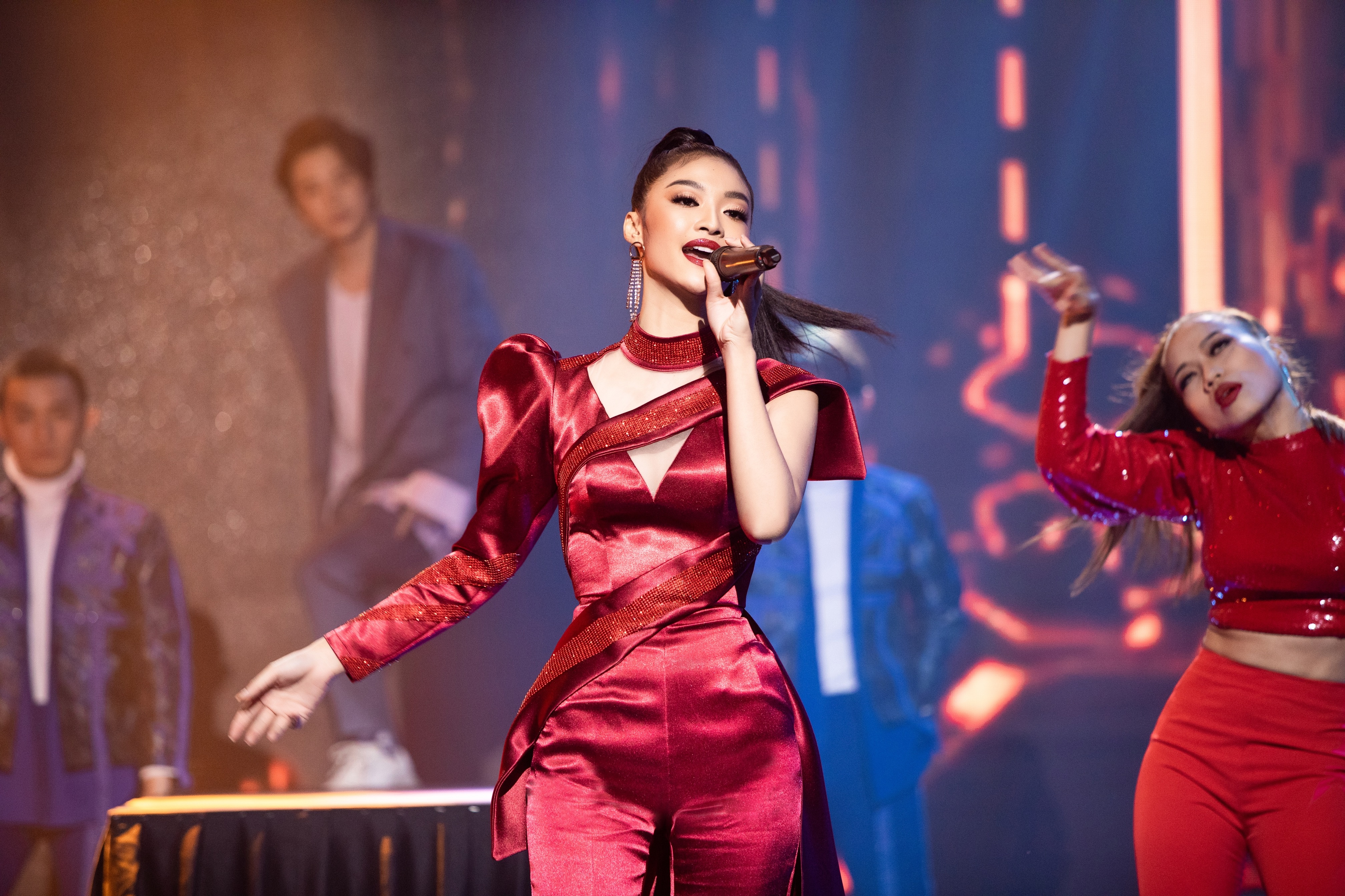 a hau kieu loan doc rap anh 2