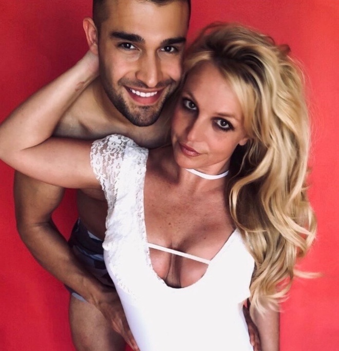 britney spears hen ho trong khach san anh 6