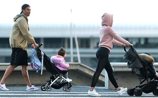 C.Ronaldo bi chi trich vi khong deo khau trang khi dua con di dao hinh anh