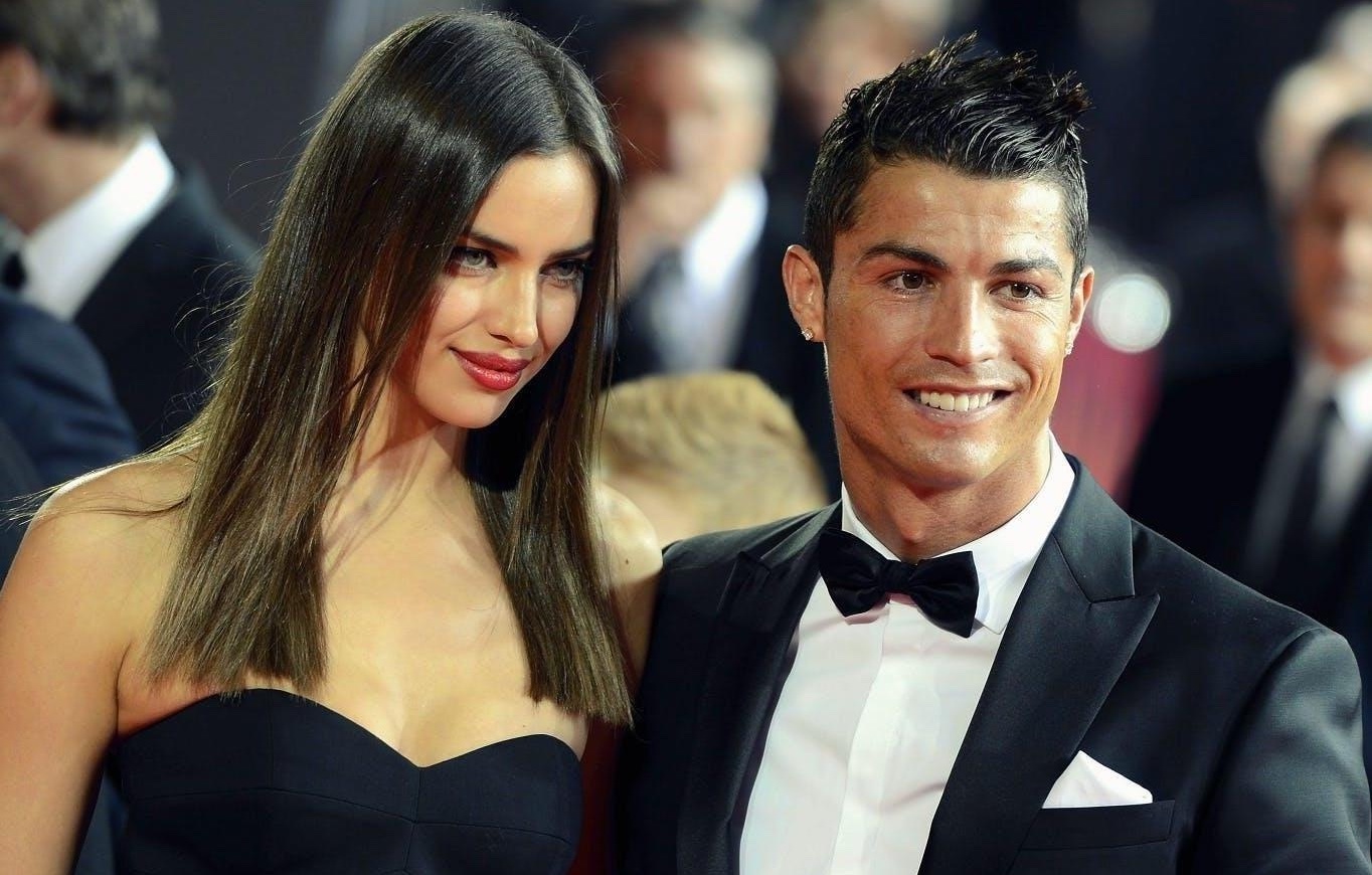 Dan ca si, nguoi mau om han khi yeu Ronaldo va cac sao bong da hinh anh