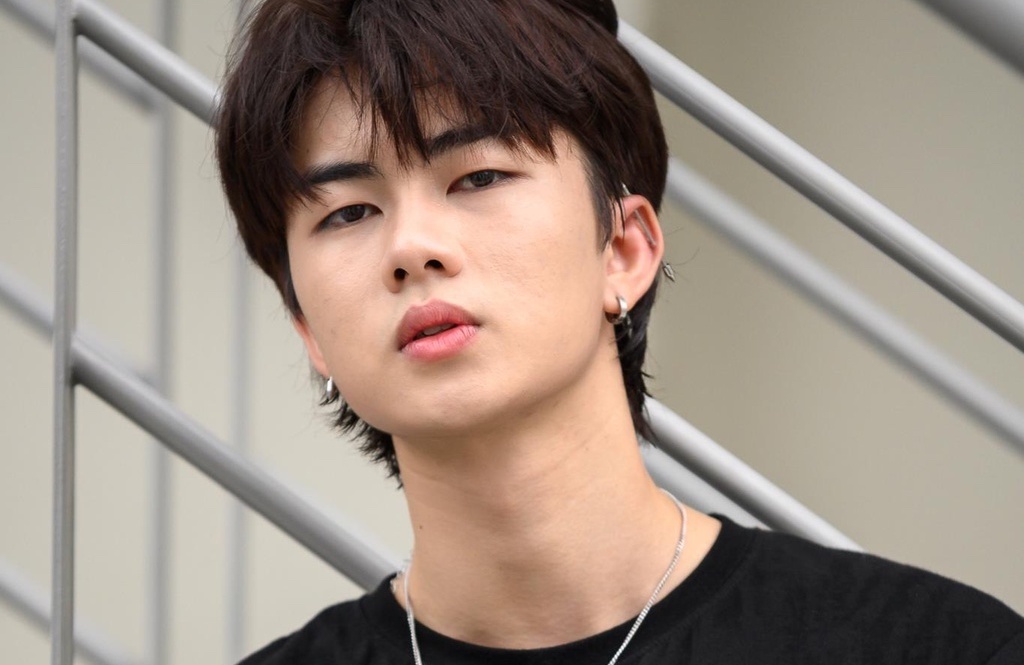 Hot boy sinh nam 1998 cua Vpop bi ban gai to yeu 2 nguoi cung mot luc hinh anh