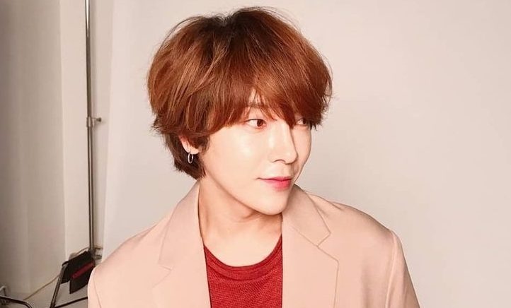 Nam ca si Han gap go gai ban hoa sau khi nhiem nCoV hinh anh