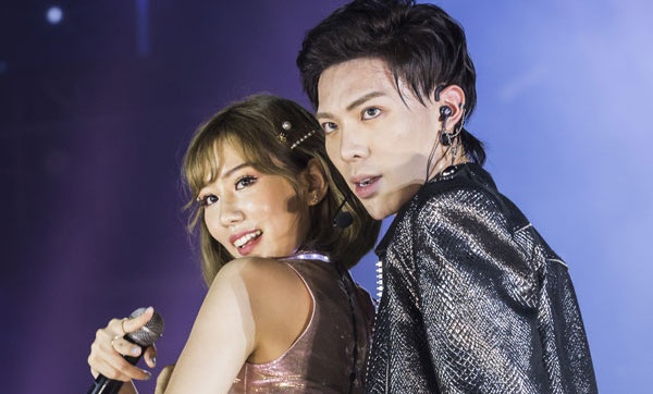 Khac Hung, Min va Erik ra mat 'Ghen Co Vy' phien ban tieng Anh hinh anh