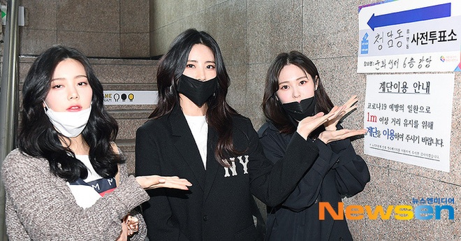 Dan sao Han deo khau trang, gang tay di bo phieu bau cu hinh anh