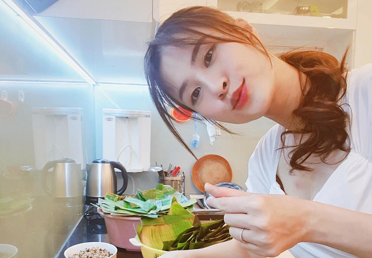 Dong Nhi tu nau pho bo trong thoi gian o nha hinh anh