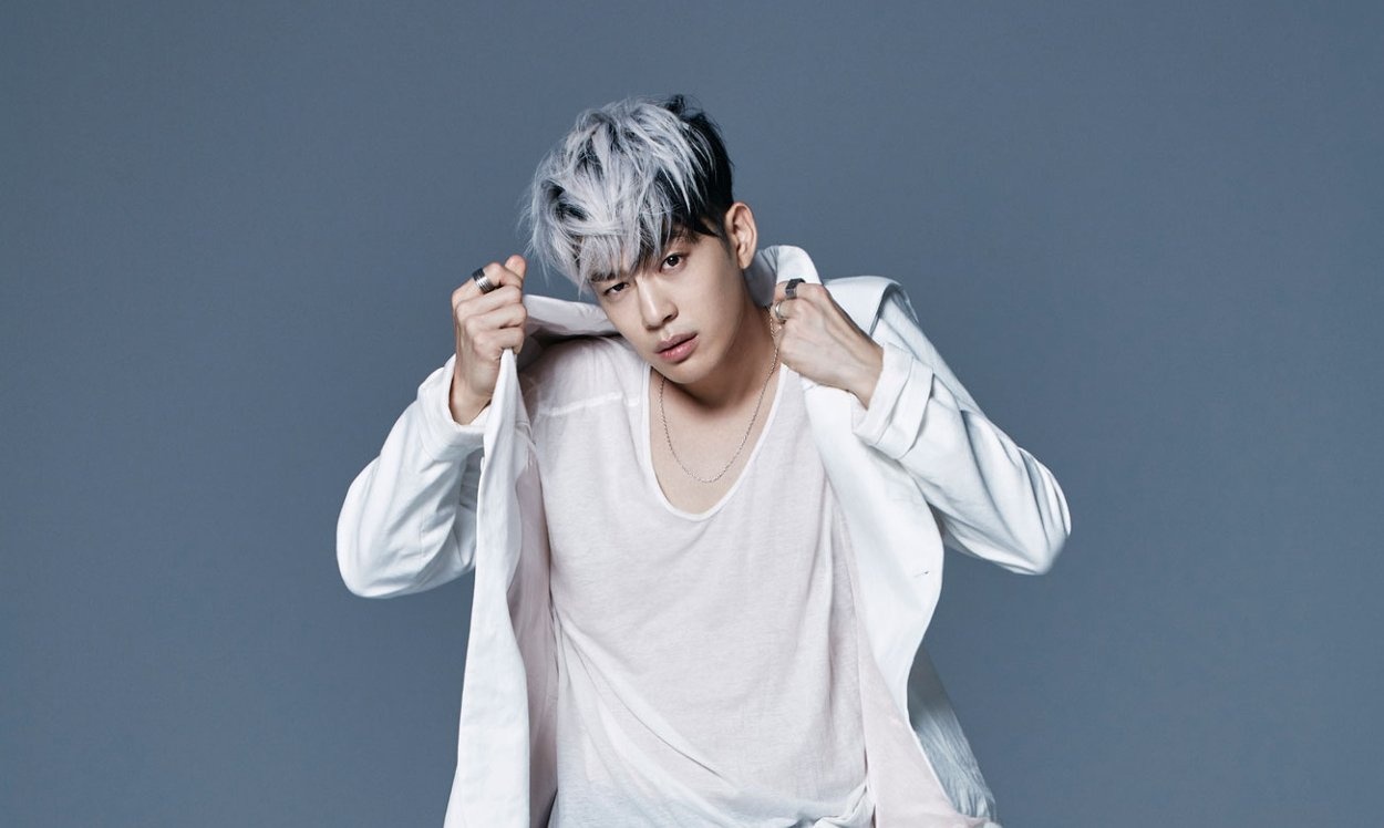 giam doc cong ty giai tri cuong buc nhan vien anh 2