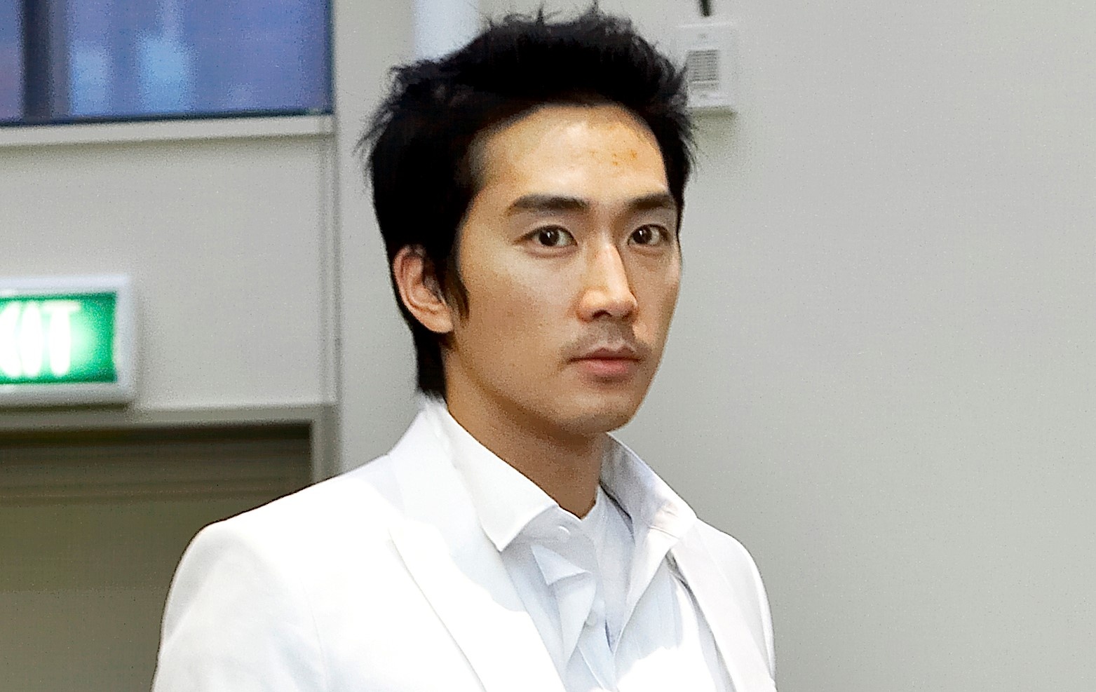 Song Seung Hun bi chi trich vi di mua sam khong deo khau trang hinh anh