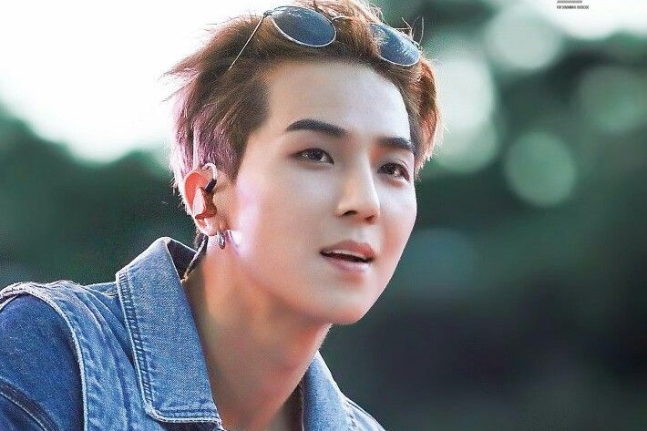 Nam ca si bieu dien o bar giua dich benh hinh anh