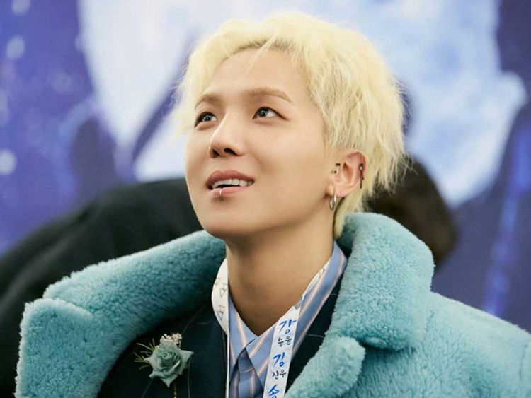 mino dien o quan bar trong thoi gian gian cach xa hoi anh 3