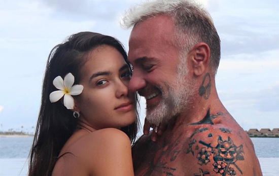 Trieu phu 52 tuoi tuyen bo co con voi nguoi mau kem 27 tuoi hinh anh