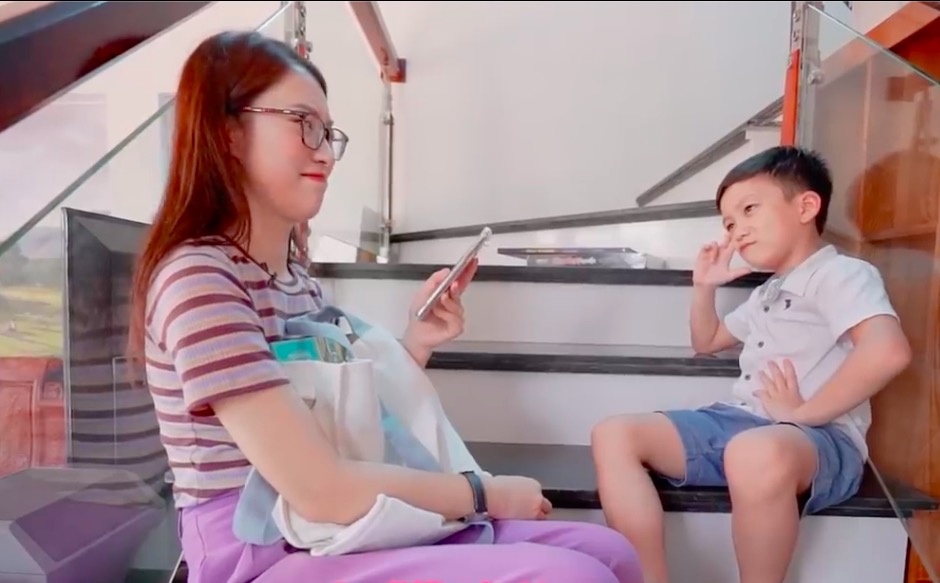 Khanh Vy thu thach von hieu biet va ngoai ngu cua than dong 6 tuoi hinh anh