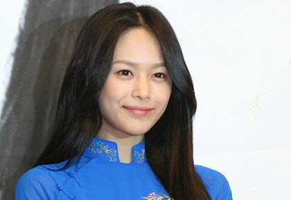 'Co dau vang' Lee Young Ah cuoi nhan vien van phong kem 3 tuoi hinh anh