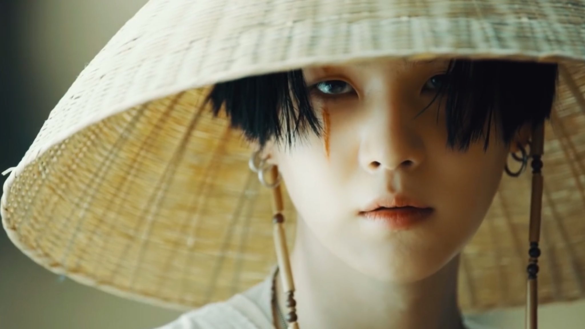 bts suga gay tranh cai anh 1