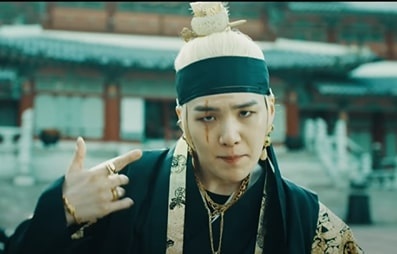 Suga (BTS) su dung phat bieu cua sat nhan hang loat trong ca khuc moi hinh anh