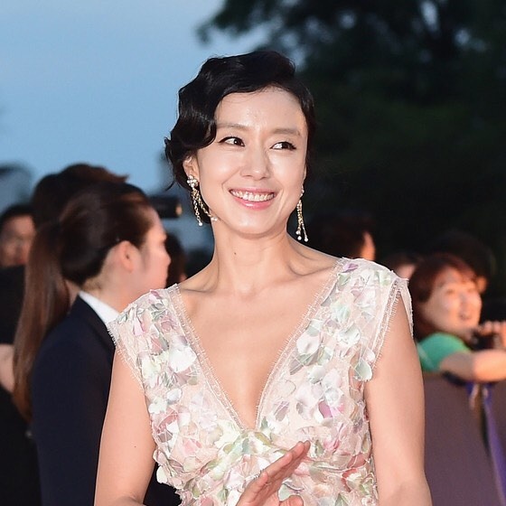 suzy gay tranh cai khi chup anh cung dan chi anh 8