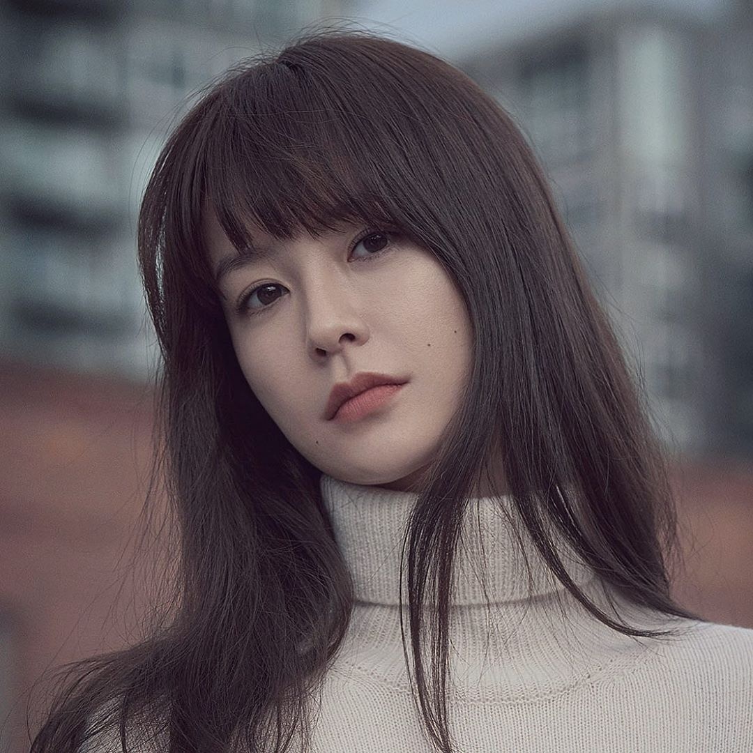 suzy gay tranh cai khi chup anh cung dan chi anh 13