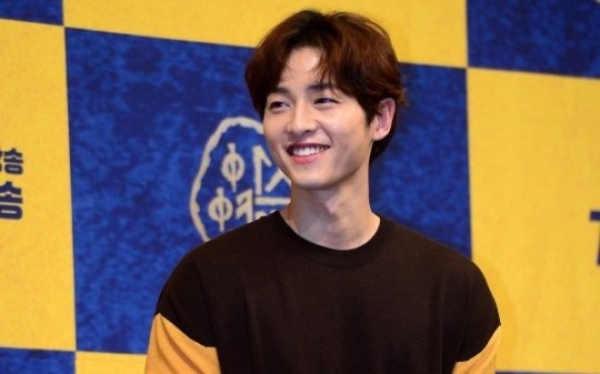 Song Joong Ki hen ho nu luat su mot doi chong tu khi chua ly hon? hinh anh